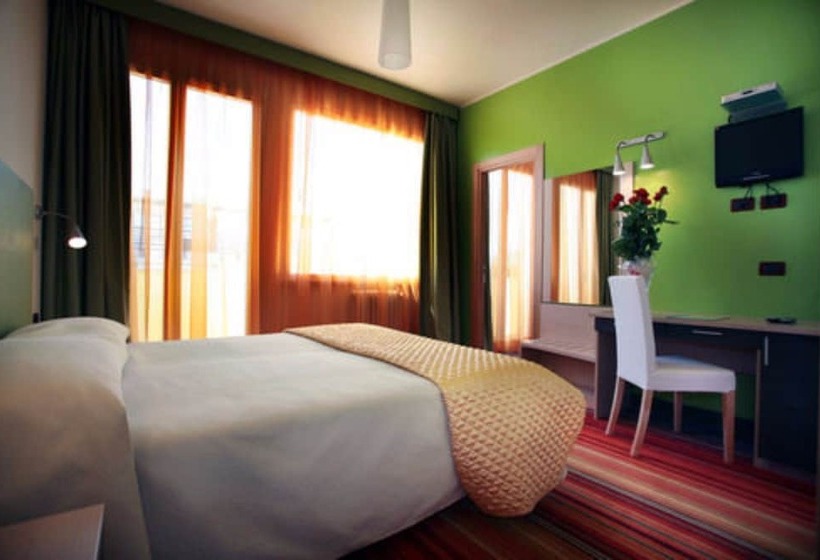 Трехместный Номер Стандарт с Балконом, Suisse