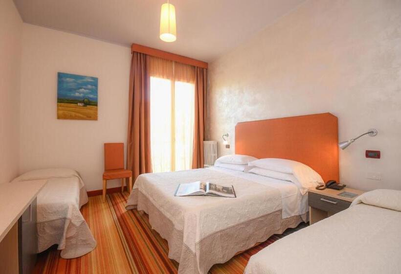 Четырехместный Номер Стандарт с Балконом, Suisse