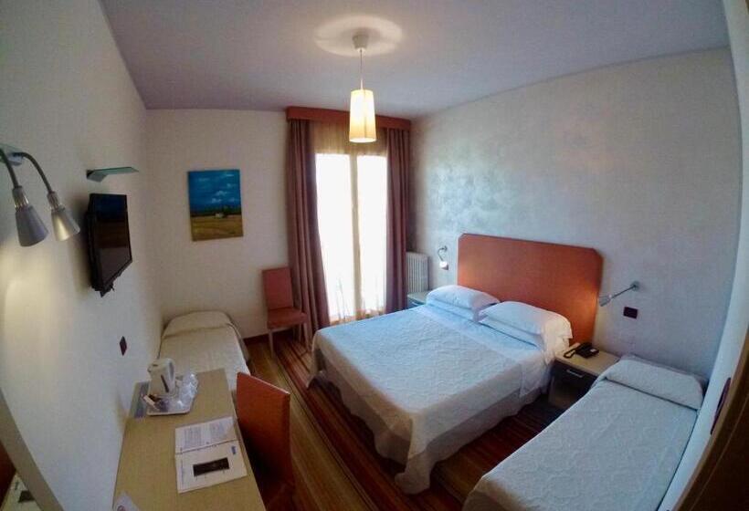 Четырехместный Номер Стандарт с Балконом, Suisse