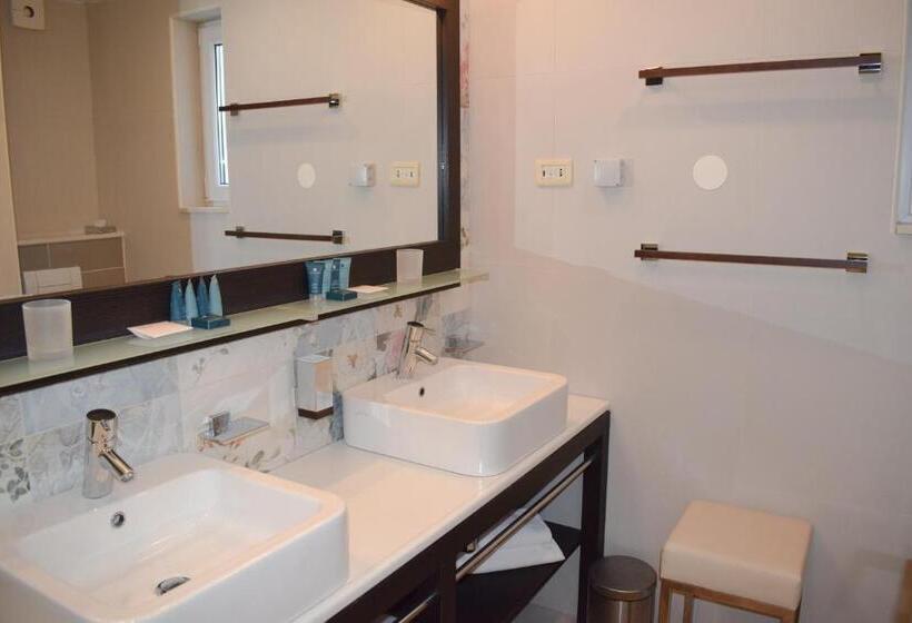 اتاق استاندارد با تخت دوبل و چشم‌انداز دریا, Grand Novi Vinodolski Resort