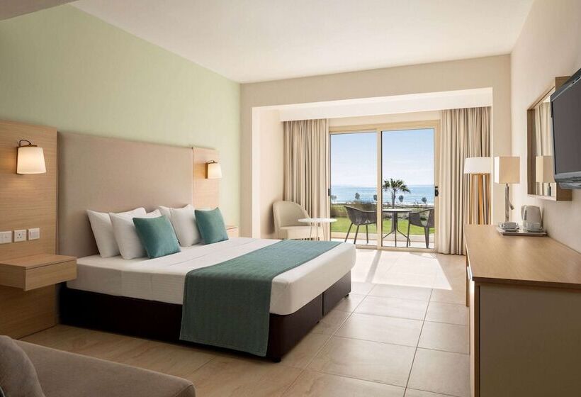 Номер Superior Вид на Море, Ramada Hotel & Suites By Wyndham Ayia Napa