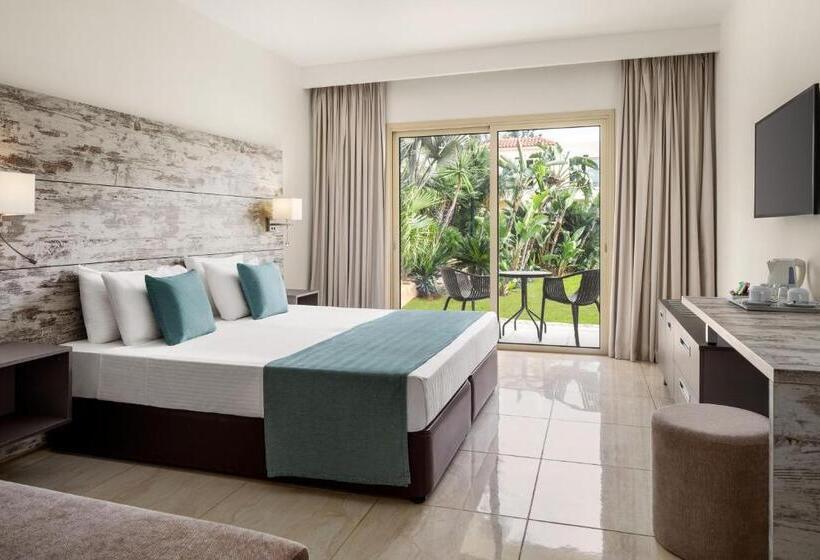 Номер Классический Вид на Бассейн, Ramada Hotel & Suites By Wyndham Ayia Napa
