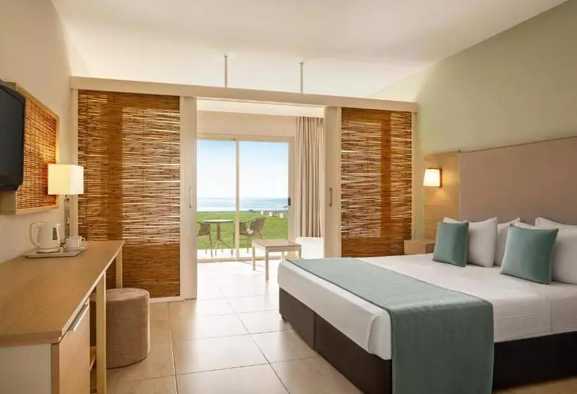اتاق کلاسیک با چشم‌انداز استخر, Ramada Hotel & Suites By Wyndham Ayia Napa