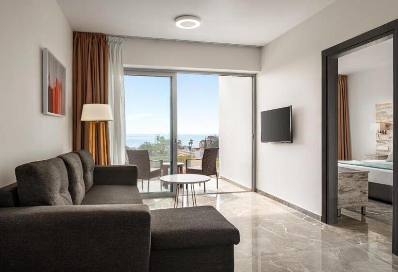 공동 객실, Ramada Hotel & Suites By Wyndham Ayia Napa