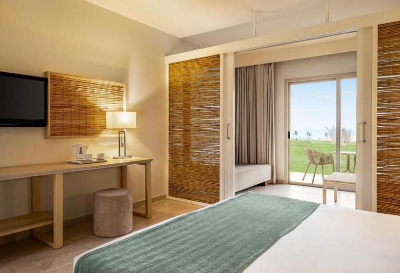 Номер Superior Кровать Кинг, Ramada Hotel & Suites By Wyndham Ayia Napa