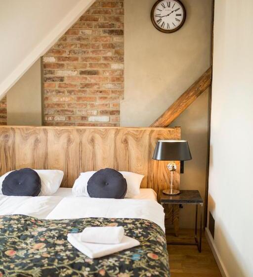 Студия Стандарт, Antique Apartments Plac Szczepański
