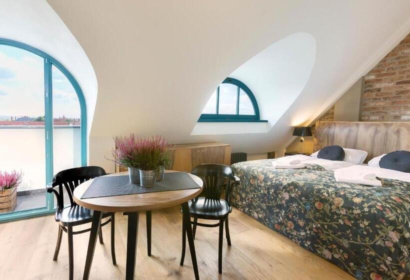 Студия Стандарт, Antique Apartments Plac Szczepański