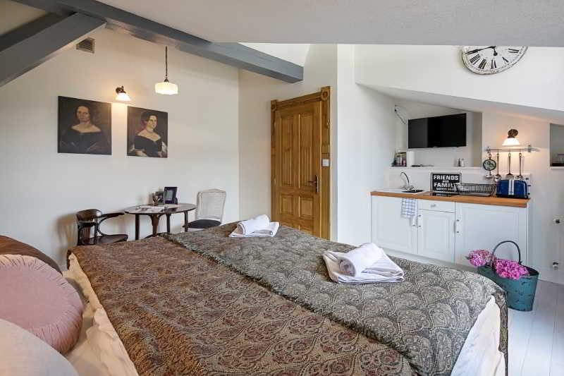 Студия Стандарт, Antique Apartments Plac Szczepański