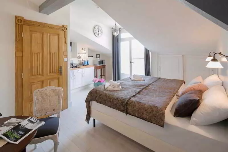 استودیوی استاندارد, Antique Apartments Plac Szczepański