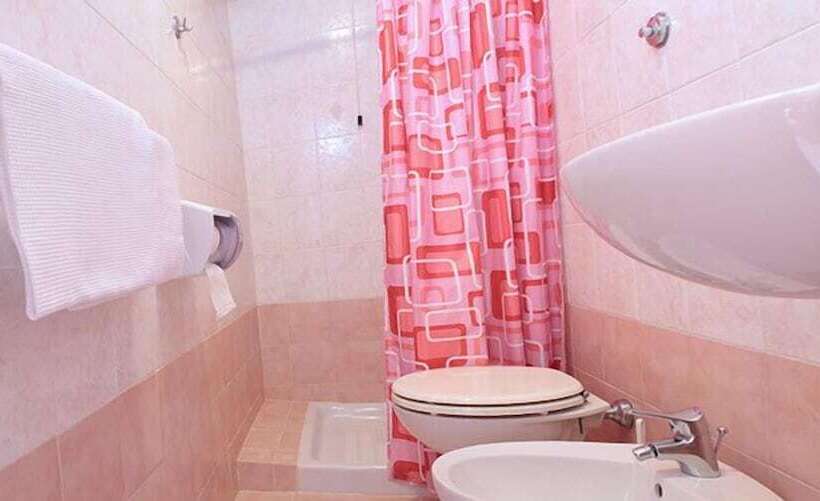 חדר סטנדרט לשלושה, Euro Quiris