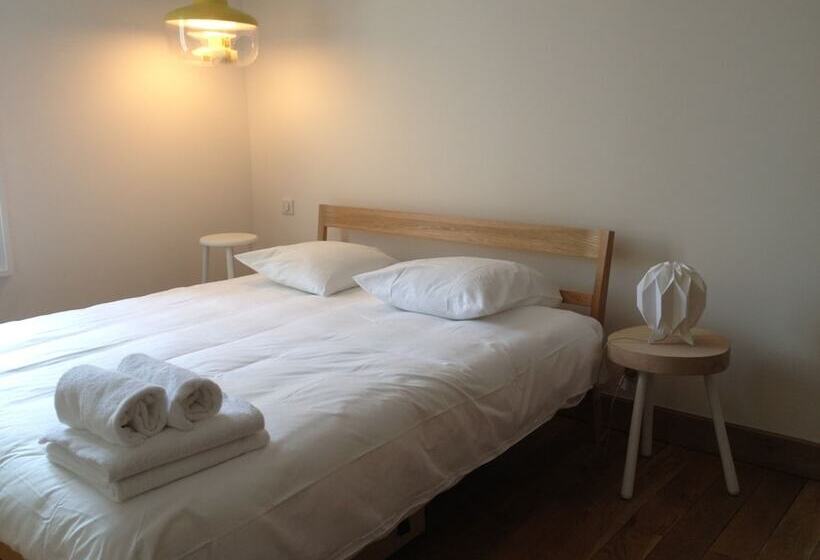 غرفة كومفورت, De La Pinède