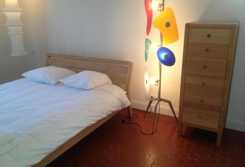 סוויטה משפחתית, De La Pinède