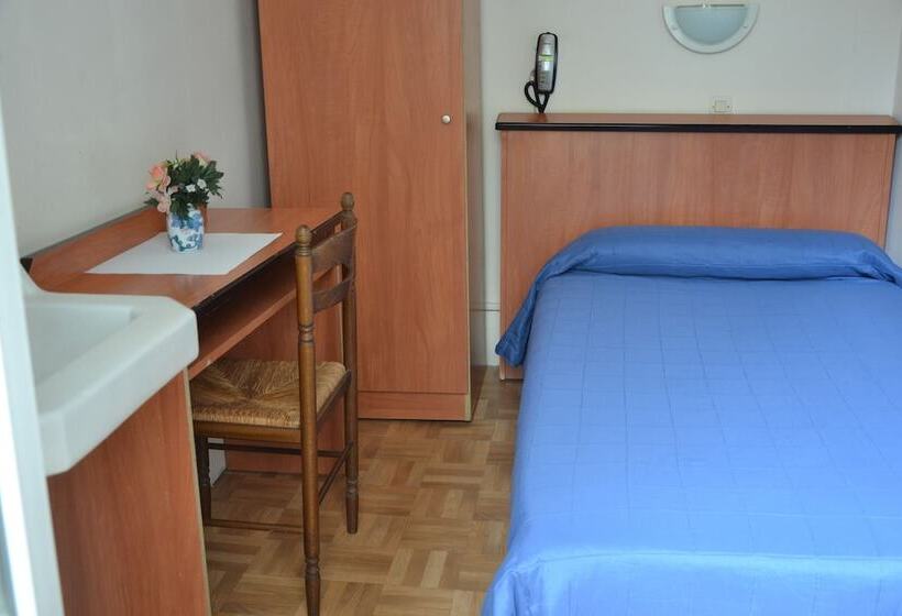 标准单人间共用浴室, Hôtel Montpellier