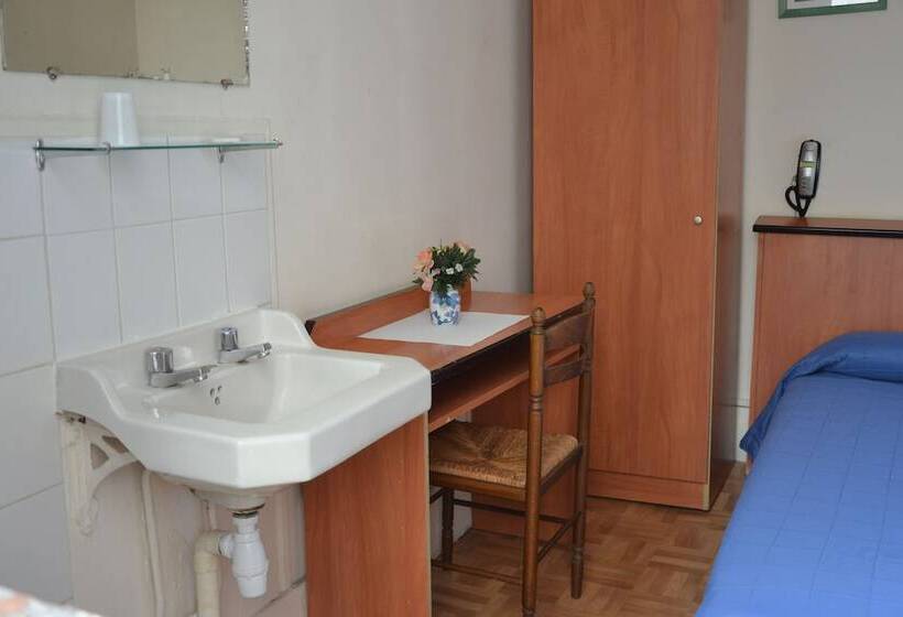 标准单人间共用浴室, Hôtel Montpellier