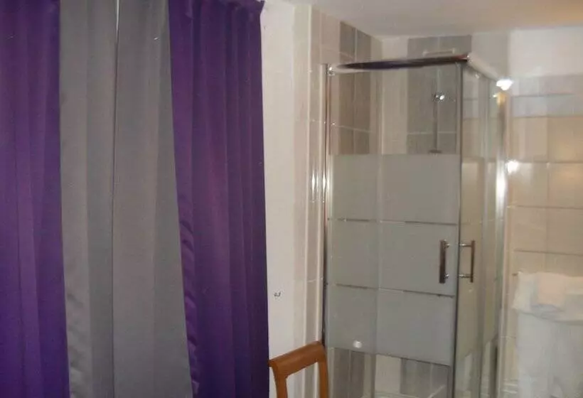 اتاق خانوادگی, Hôtel Montpellier