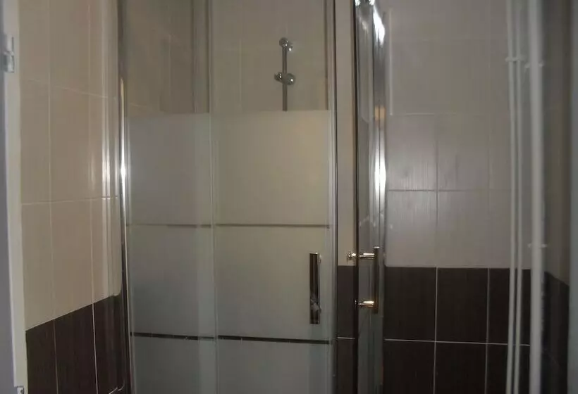 اتاق خانوادگی, Hôtel Montpellier