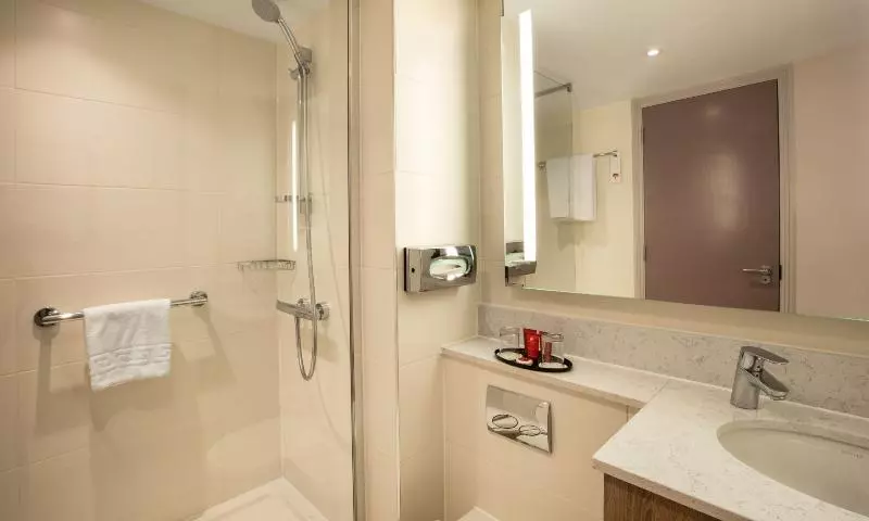 اتاق استاندارد سه نفره, Leonardo  London Heathrow Airport