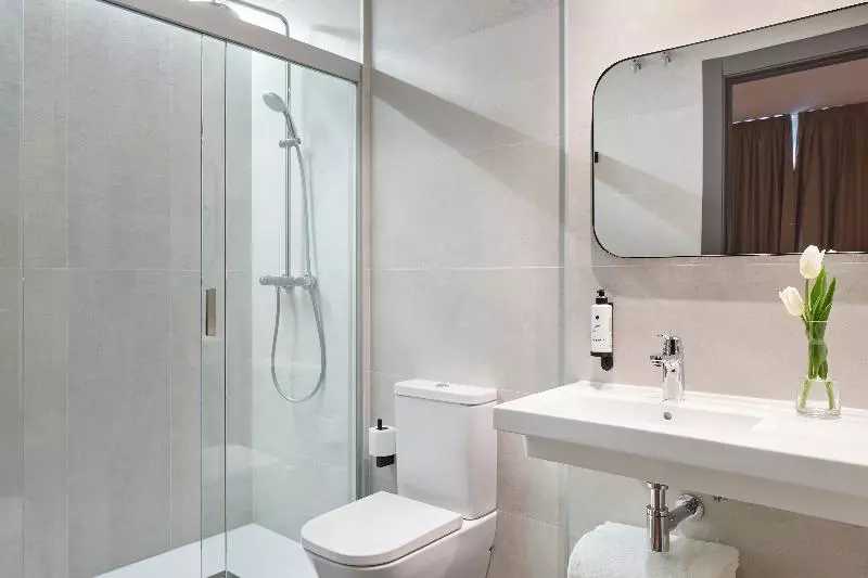 اتاق استاندارد با تخت بزرگ, Leonardo  London Heathrow Airport