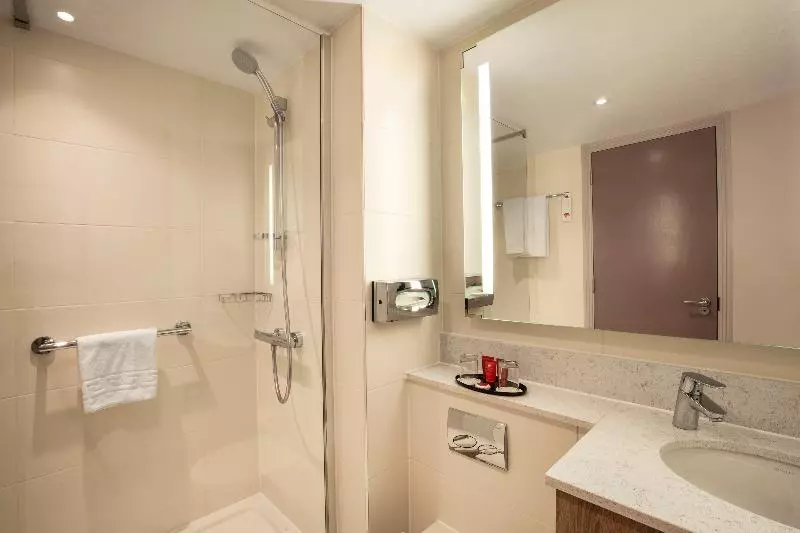 اتاق استاندارد با تخت بزرگ, Leonardo  London Heathrow Airport