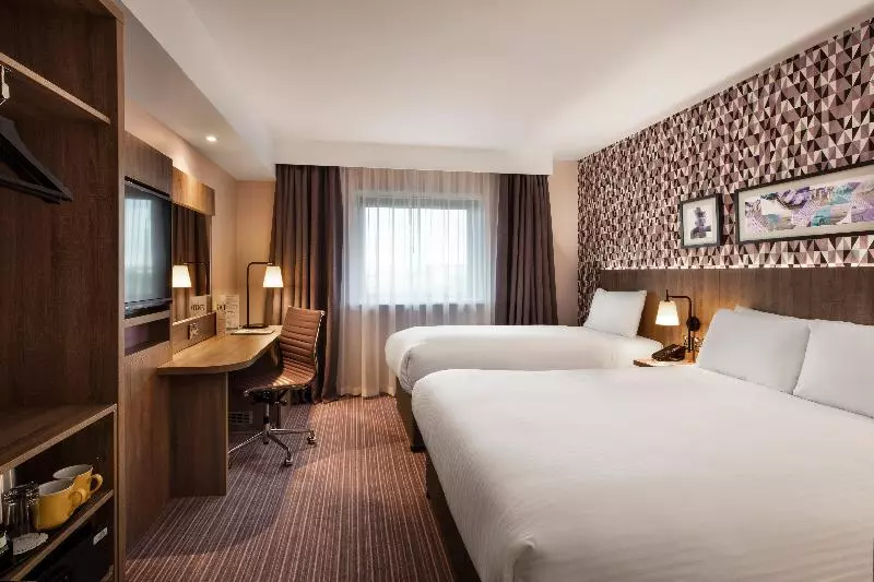 اتاق استاندارد سه نفره, Leonardo  London Heathrow Airport