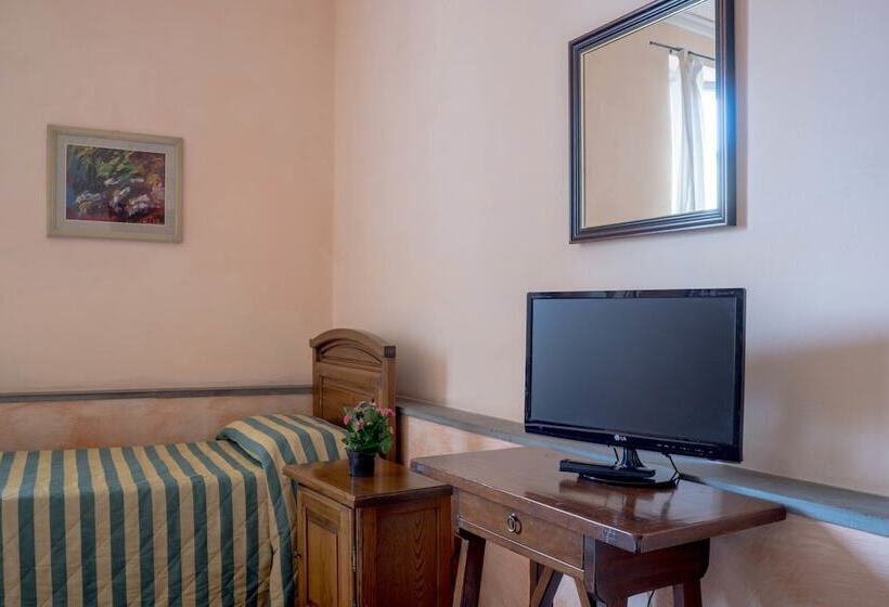 اتاق استاندارد یک نفره, Monica