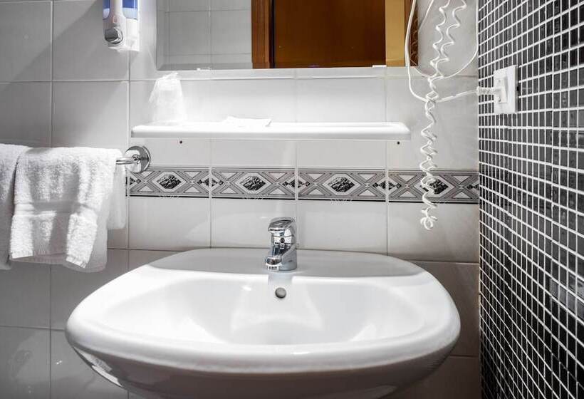 اتاق اکونومی با حمام مشترک, Monica