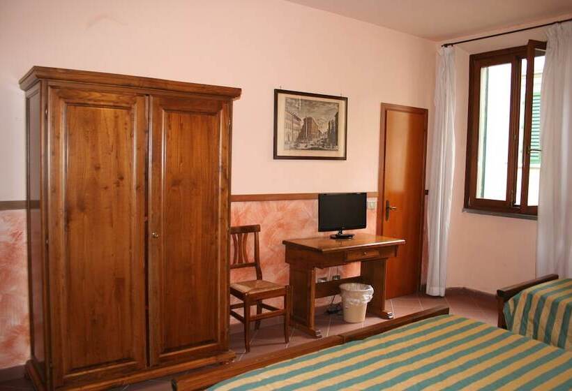 اتاق اکونومی با حمام مشترک, Monica