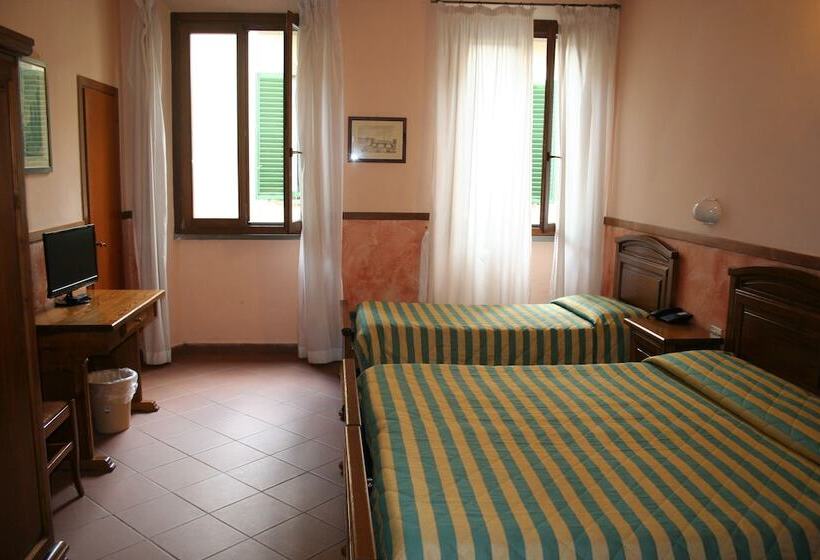 اتاق اکونومی با حمام مشترک, Monica