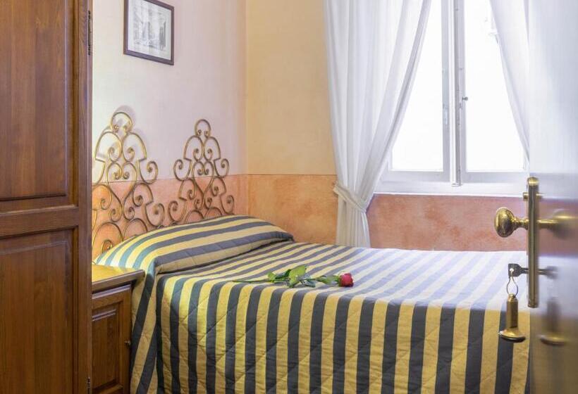 اتاق استاندارد یک نفره, Monica