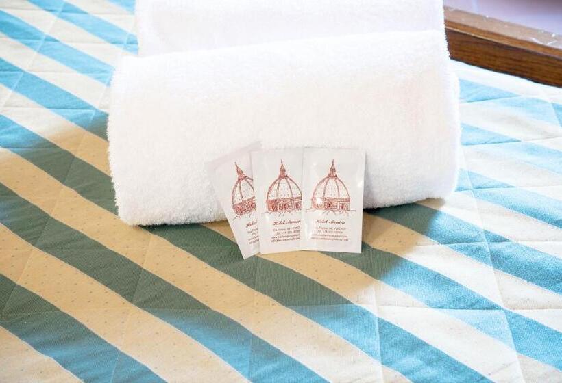 اتاق استاندارد سه نفره, Monica