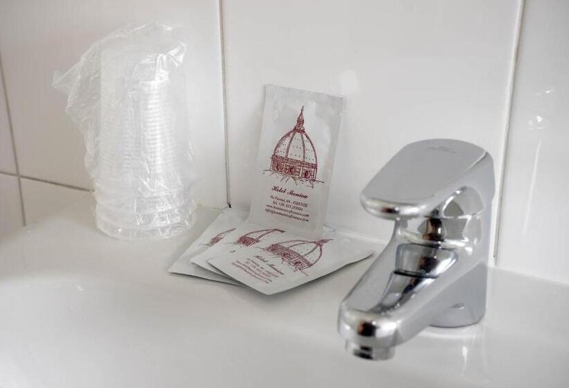 اتاق استاندارد سه نفره, Monica