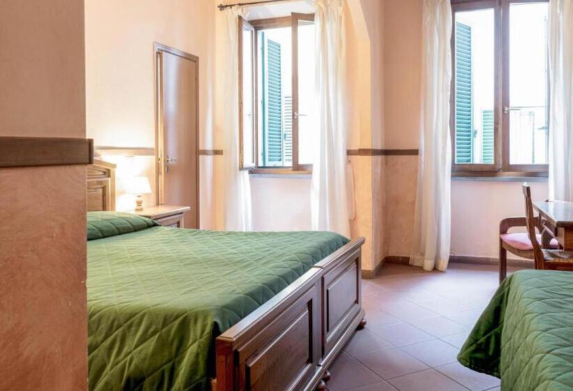 اتاق استاندارد سه نفره, Monica