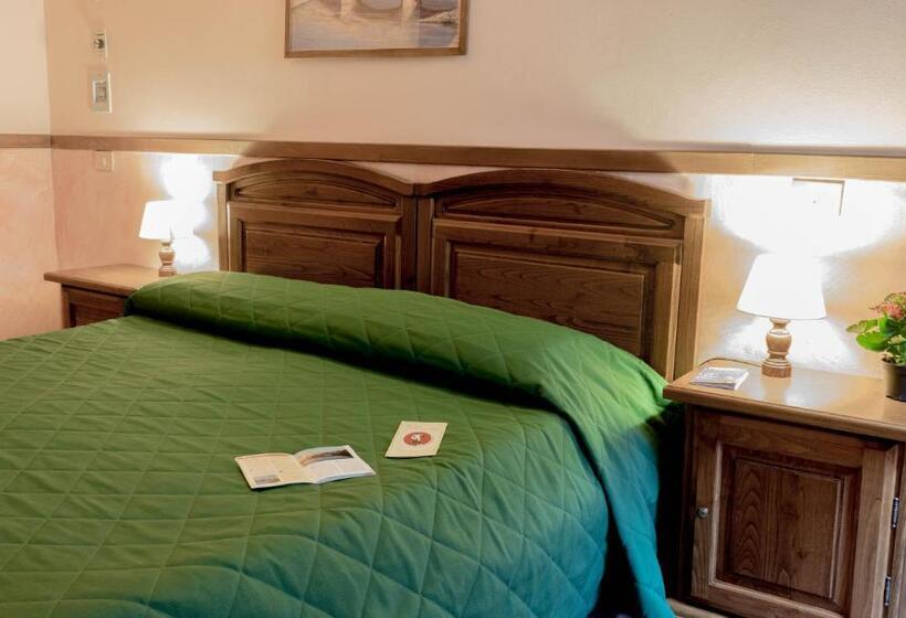 اتاق استاندارد سه نفره, Monica