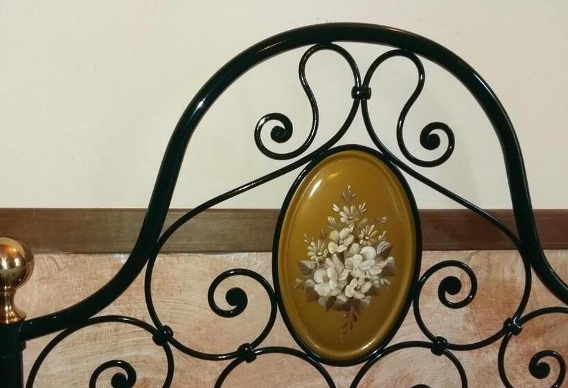 اتاق استاندارد سه نفره, Monica