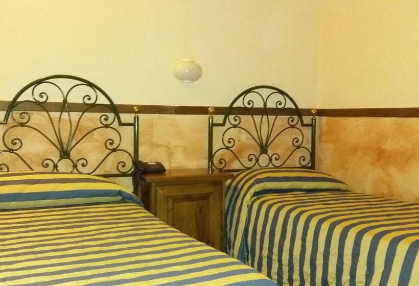 اتاق استاندارد سه نفره, Monica