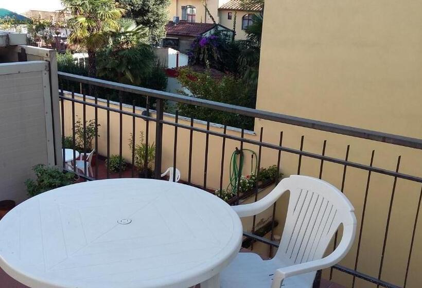 اتاق اکونومی با حمام مشترک, Monica