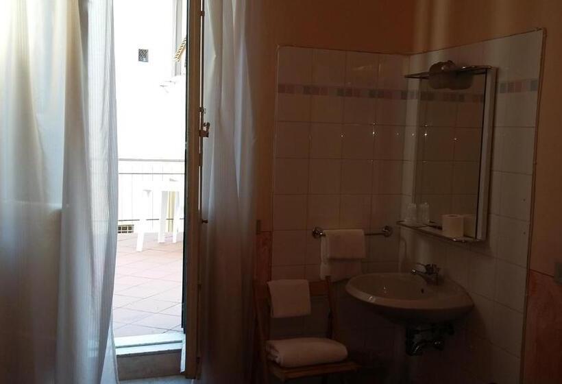 اتاق اکونومی با حمام مشترک, Monica