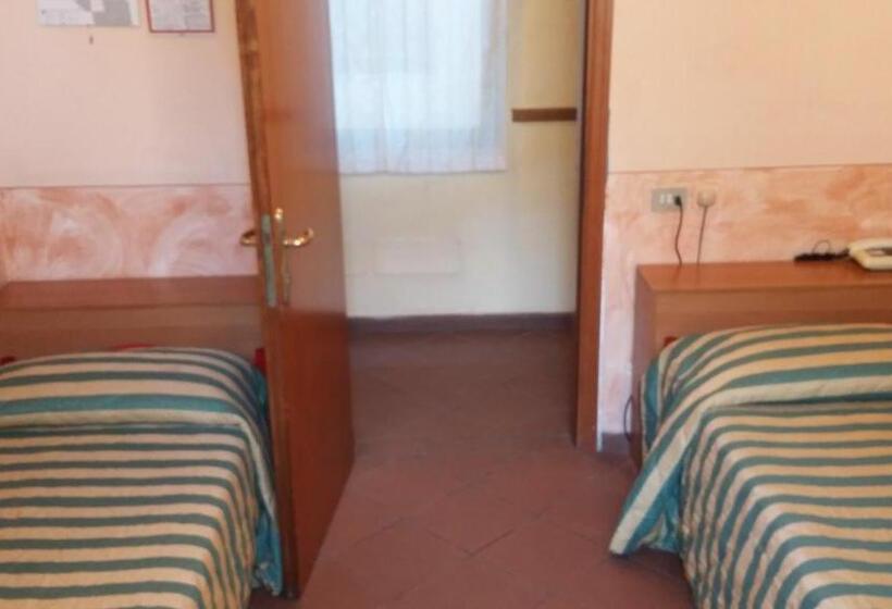 اتاق اکونومی با حمام مشترک, Monica