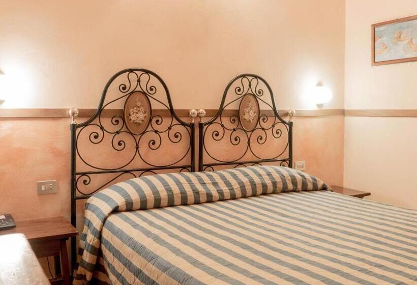 اتاق استاندارد, Monica