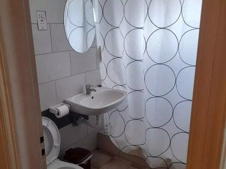 Chambre Triple Standard, Onisillos