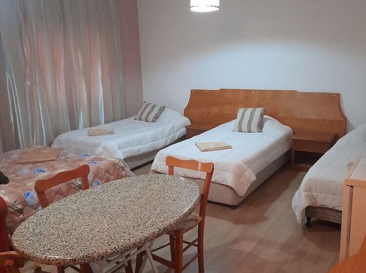 Camera Tripla Standard, Onisillos