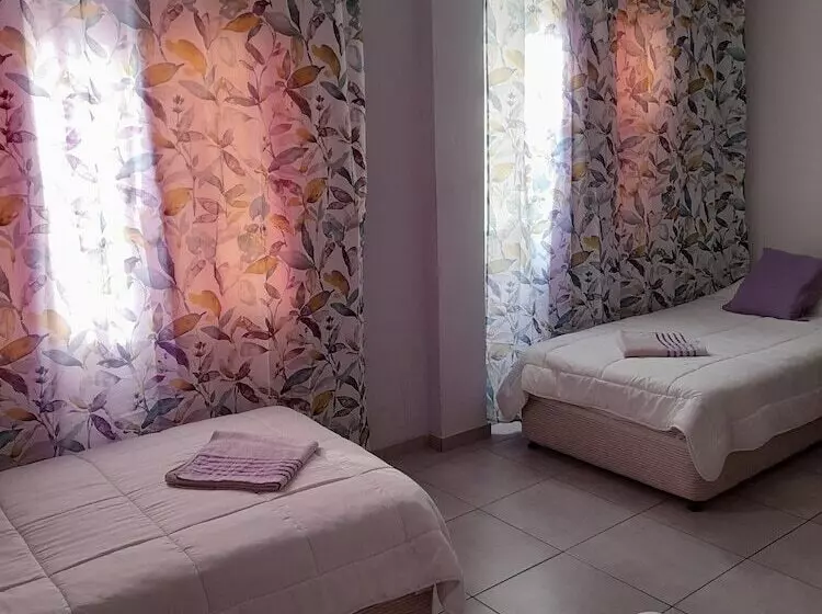 Chambre Triple Standard, Onisillos