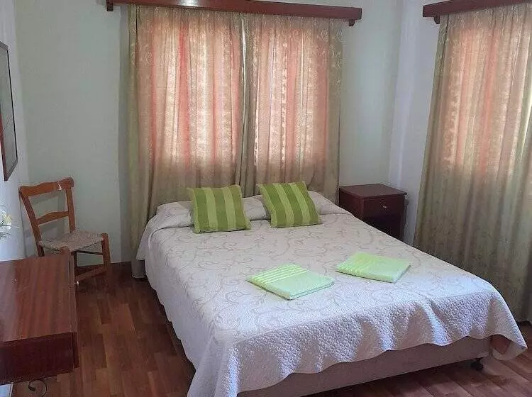 Chambre Triple Standard, Onisillos