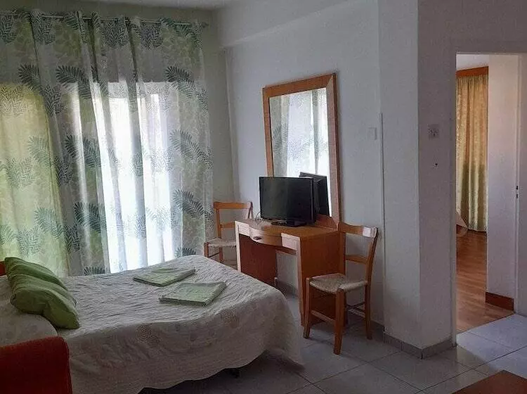 Chambre Triple Standard, Onisillos