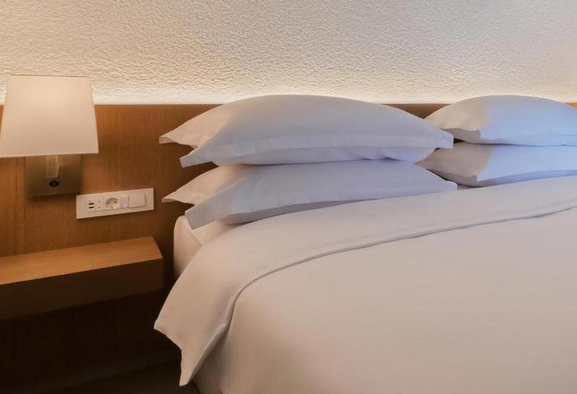 جناح جونيور, Heritage Hotel Kaštelet