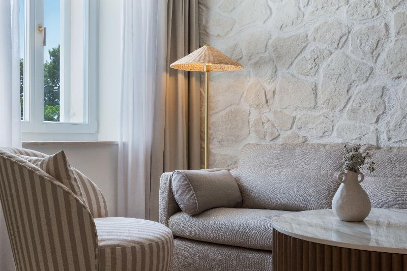 جناح جونيور, Heritage Hotel Kaštelet