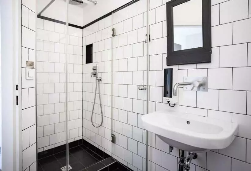 اتاق استاندارد یک نفره, Sir Toby's Hostel