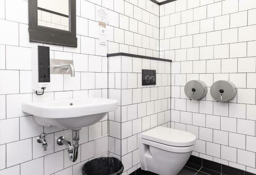 اتاق استاندارد یک نفره, Sir Toby's Hostel