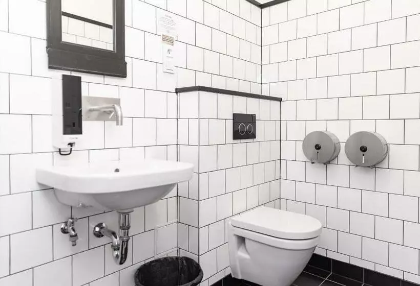 اتاق استاندارد یک نفره, Sir Toby's Hostel