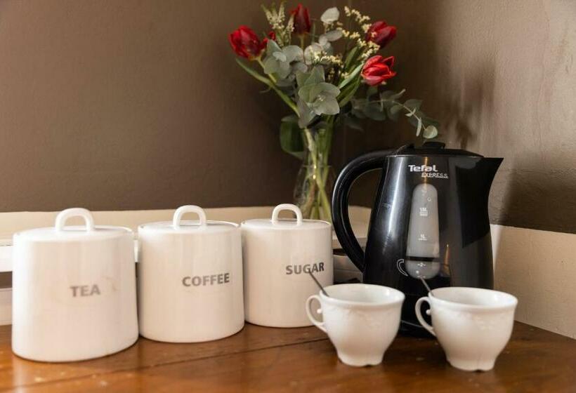 اتاق استاندارد یک نفره, Sir Toby's Hostel